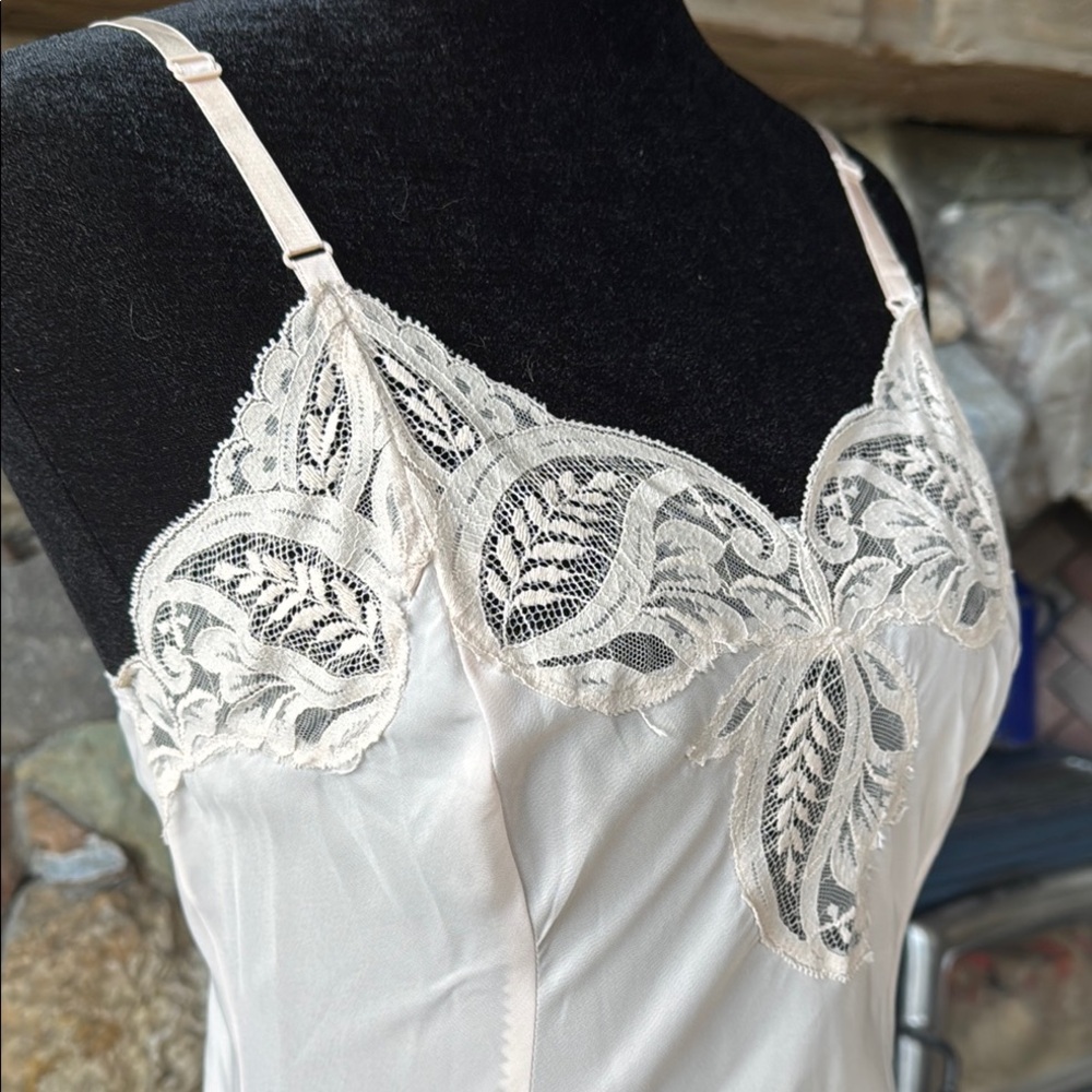 VTG Wonder Maid Lace Trim Chemise Night Gown with Sweetheart Neckline Size 34
